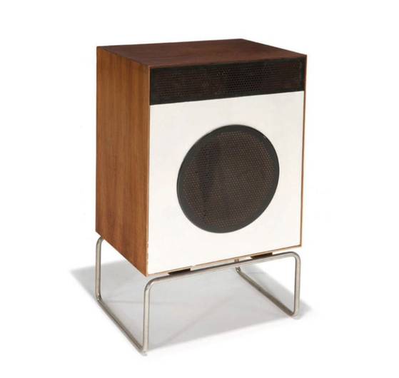 브라운 L2.(1958) 스피커 본체는 1956년 발표된 임스 부부의 스피커 E 시리즈를, 스탠드는 마르셀 브로이어의 바실리 체어를 참고했다. [사진 Braun]