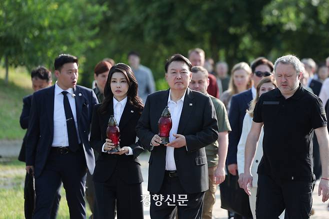 윤석열 대통령과 부인 김건희 여사가 15일(현지시간) 전쟁 중인 우크라이나를 전격 방문해 키이브주의 도시 부차의 공동묘지에서 추모하고 있다. 김창길기자, 사진제공 대통령실