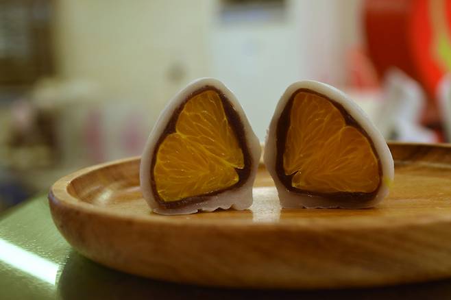 Hongmandang's orange-filled rice cake (Kim Hae-yeon/ The Korea Herald)