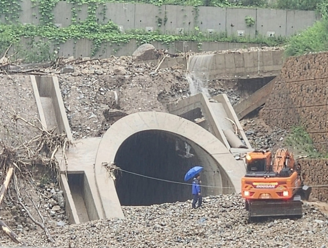 충북 충주의 중부내륙고속도로 매현터널 부근에서 15일 오전 8시쯤 도로 위로 쏟아진 토사에 대한 복구 작업이 진행되고 있다. 연합뉴스(독자 제공)