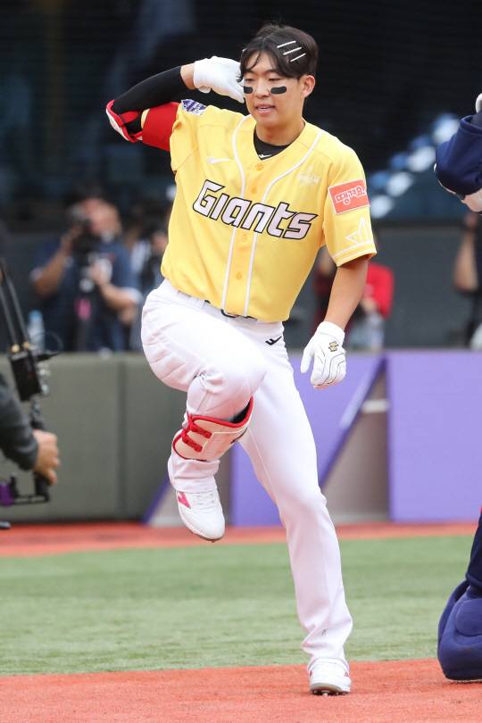 롯데의 김민석이 15일 사직구장에서 열린 2023 KBO 올스타전에서 3회 초 자신의 타석을 앞두고 미리 준비했던 댄스를 선보이고 있다. 뉴시스