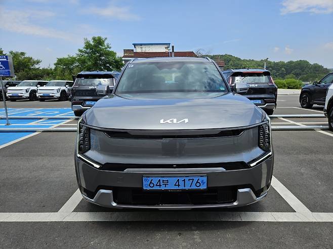 미래 지향적 디자인의 기아 ‘EV9’ 전면부. [김지윤 기자]