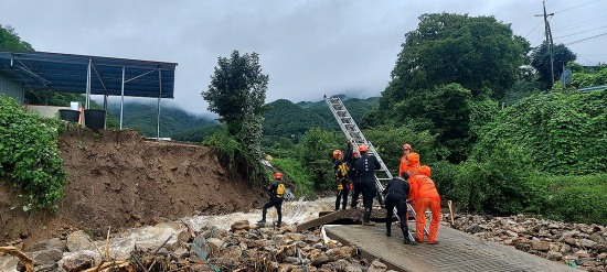 많은 비로 15일 경북 예천군 용문면에서 집이 매몰돼 소방당국이이 구조에 나서고 있다(경북도 소방본부 제공)