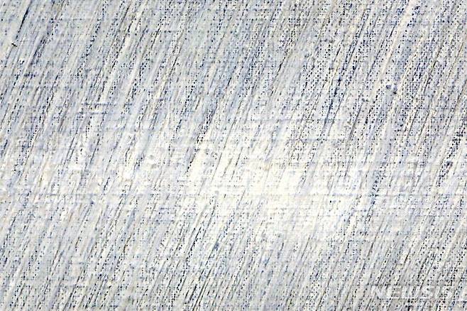 [서울=뉴시스] 박진희 기자 = ‘아트픽(Art Pick) 30’ 참여 작가 박서보 작품 '묘법(描法·Ecriture)' 부분 확대. 박서보 '묘법(描法·Ecriture)' 연작은 1970년대 초 시작됐다. 화면에 물감을 바르고 연필로 수없이 선을 그은 '연필 묘법'이 이어지고 있다. 그림값도 치솟았고, 2007년작 '묘법'은 올해 처음 4억대를 돌파했다. 2023.07.15. pak7130@newsis.com