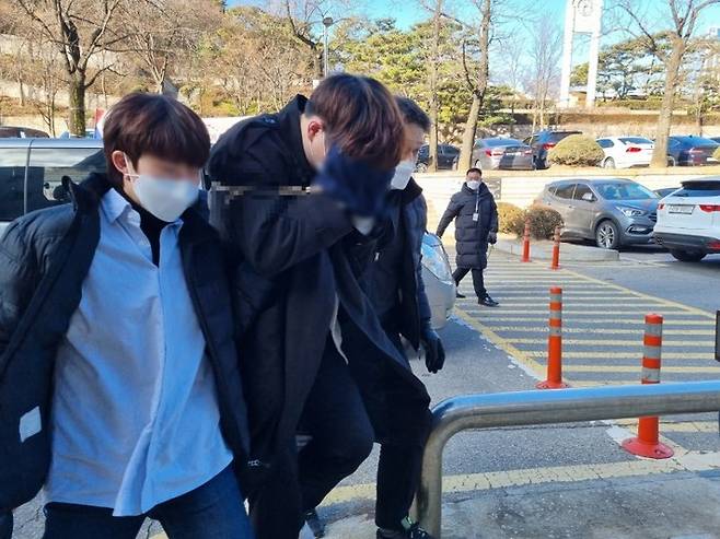 [서울=뉴시스] 신재현 기자=가출한 초등학생을 감금 및 강간한 혐의 등을 받는 20대 남성이 지난 2021년 12월17일 오후 구속 전 피의자심문을 받기 위해 서울중앙지법에 출석했다. 2021.12.17. photo@newsis.com *재판매 및 DB 금지