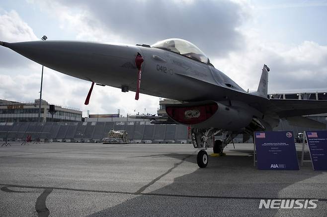 [파리=AP/뉴시스] 미국이 호르무즈 해협에서 이란의 유조선 나포를 막기 위해 F-16 전투기를 현지에 파견할 계획이다. 사진은 지난달 19일 파리 에에쇼에 전시된 F-16 전투기. 2023.7.15.