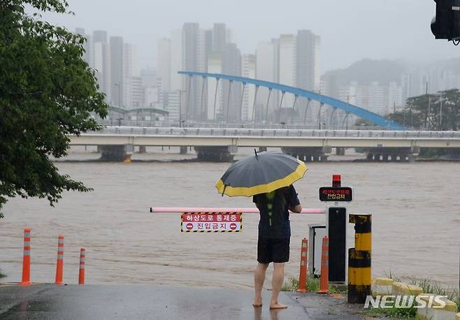 [청주=뉴시스] 조성현 기자 = 홍수경보가 발효된 15일 오전 충북 청주의 무심천 수위가 상승하고 있다. 2023.07.15. jsh0128@newsis.com