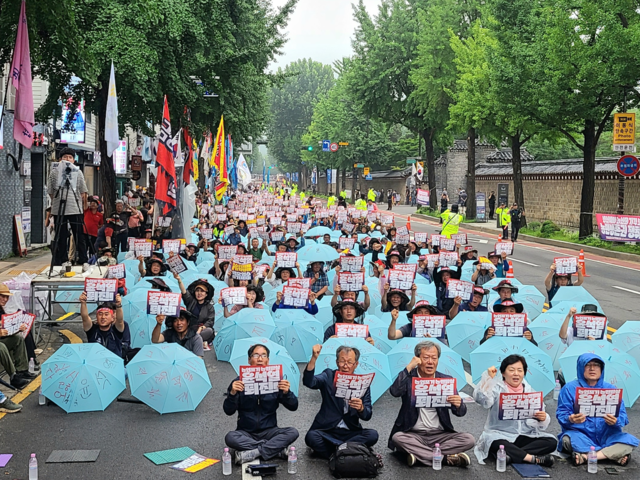 전국농민회총연맹·전국여성농민회총연맹·전국쌀생산자협회·가톨릭농민회 소속 농민들이 15일 서울 경복궁역 4번 출구 인근에서 정부를 규탄하는 대규모 집회를 열고 있다.