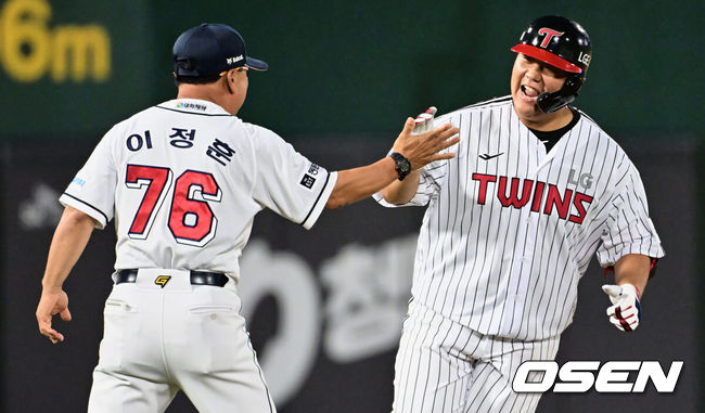 [OSEN=부산, 이석우 기자] 14일 부산 사직구장에서 2023 신한은행 SOL KBO 퓨처스 올스타전 남부(상무·NC·삼성·롯데·KT·KIA)와 북부(한화·LG·고양(히어로즈)·SSG·두산)리그의 경기가 열렸다. 북부리그 올스타 LG 김범석이 5회말 2사 1,2루 좌중월 3점 홈런을 치고 기뻐하고 있다. 2023.07.14 / foto0307@osen.co.kr