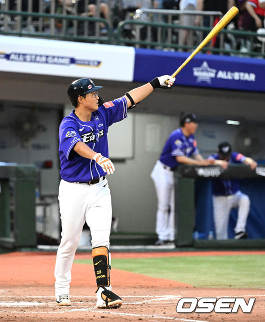 [OSEN=부산, 이대선 기자] 15일 오후 부산 사직야구장에서 2023 신한은행 SOL KBO 올스타전이 열렸다.4회말 2사 만루에서 나눔 올스타 채은성이 좌월 만루 홈런을 치고 있다. 2023.07.15 /sunday@osen.co.kr