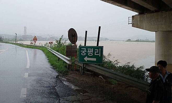 15일 충북 청주시 오송읍 청주공항 방면 궁평리 지하차도가 침수로 차량 통제됐다. 뉴시스