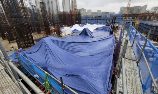 GS건설 측이 휘경자이 디센시아 아파트 공사현장에서 빗물이 들어가지 않도록 보호 천막을 설치했다. 사진 제공=동대문구청