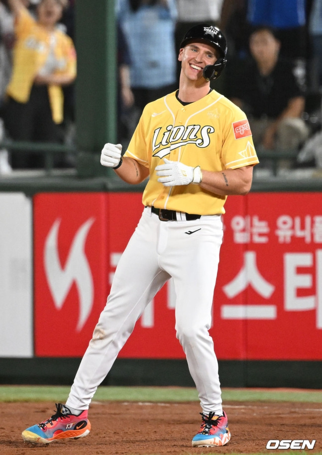 삼성 데이비드 뷰캐넌이 15일 부산 사직야구장에서 열린 2023 KBO 올스타전에서 9회 초 1타점 적시타를 때려내고 1루 베이스를 밟고 있다.