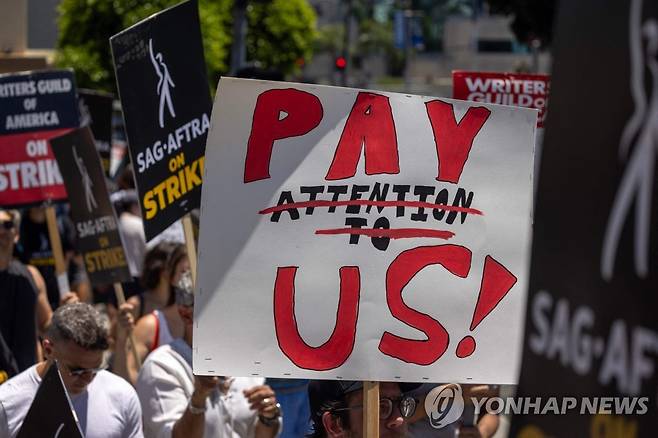 할리우드 배우조합의 피켓 시위 "우리에게 돈을 지불하라" [AFP=연합뉴스. 재판매 및 DB 금지]