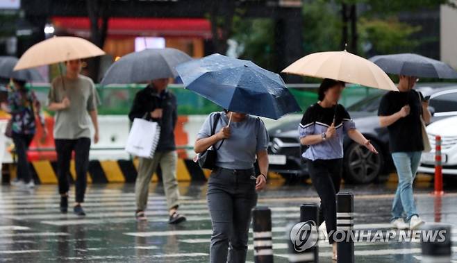 비 내리는 광주 (광주=연합뉴스) 정다움 기자 = 호우 특보가 발효된 14일 오전 광주 서구 치평동 한 횡단보도에서 시민들이 이동하고 있다. 2023.7.14 daum@yna.co.kr