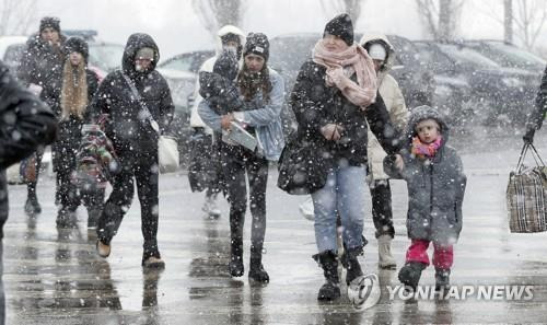 전쟁을 피해 인접국으로 탈출하는 우크라이나 난민들   [EPA=연합뉴스 자료사진]