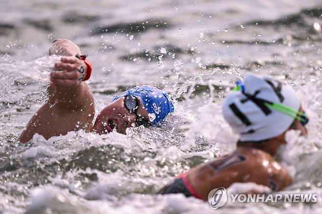 오픈워터 스위밍 (후쿠오카 AFP=연합뉴스) 15일 일본 후쿠오카 모모치 해변공원에서 열린 오픈워터 스위밍 여자 10㎞ 경기에 출전한 선수들이 역영하고 있다.