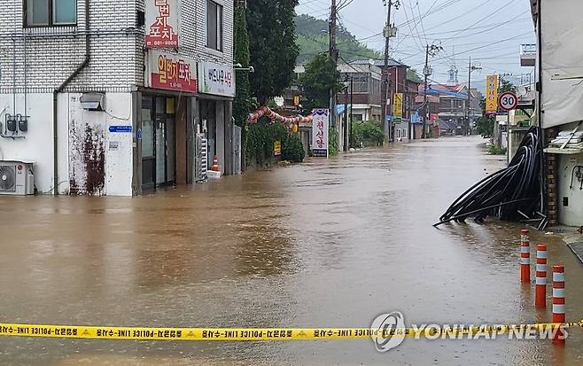 침수된 공주 옥룡동 도로 (공주=연합뉴스) 15일 새벽 쏟아진 폭우로 충남 공주시 옥룡동 한 도로가 물에 잠겨 있다. 공주시는 피해 예방을 위해 공주대학교 옥룡캠퍼스 한민족교육문화원 컨벤션홀로 대피해 줄 것을 주민들에게 당부했다. 2023.7.15 [공주시 제공. 재판매 및 DB 금지] sw21@yna.co.kr