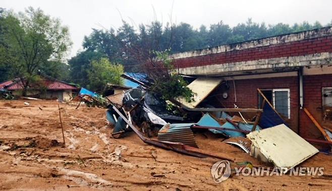 주택가로 쏟아져 내린 토사 (음성=연합뉴스) 사흘째 이어진 폭우로 15일 충북 음성군 원남면 문암리에서 산사태가 발생한 가운데 흘러내린 토사가 주택가까지 들이닥쳤다. 2023.7.15 [음성군 제공. 재판매 및 DB 금지]