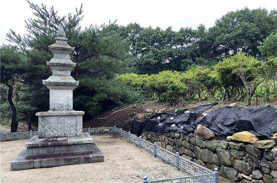 집중호우로 신천리 삼층석탑 주변 석축이 10m 가량 무너졌다. 사진=연합뉴스