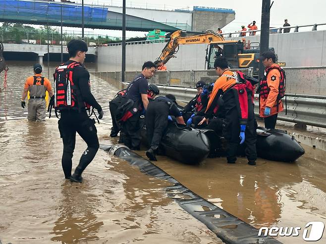 16일 오전 충북 청주시 오송읍 궁평지하차도 침수 현장에서 소방대원이 구조보트를 이용해 수색구조활동을 벌이고 있다. (소방청 제공) 2023.7.16/뉴스1