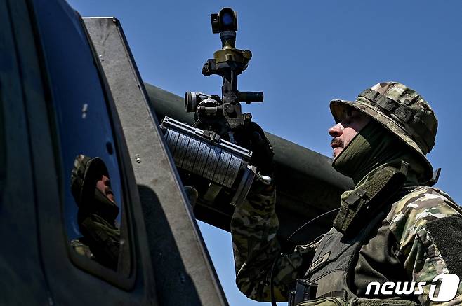 13일(현지시간) 우크라이나 자포리자 전선에서 병사가 러시아 군을 향해 파르티잔 로켓을 조준하고 있다. 2023.7.14 ⓒ 로이터=뉴스1 ⓒ News1 우동명 기자