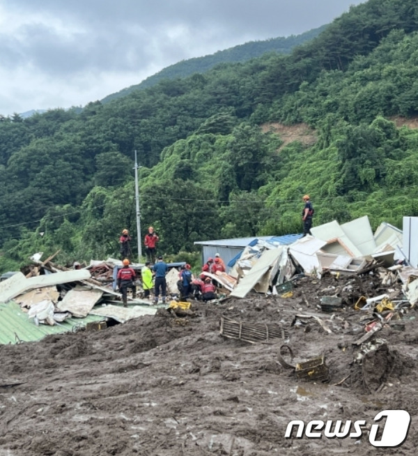 지난 15일 경북 예천군 효자면에 내린 집중호우로 매몰됐던 60대 여성이 이틀 만에 숨진 채 발견됐다.사진은 60대 여성이 발견된 주택 부지.(경북소방본부 제공)