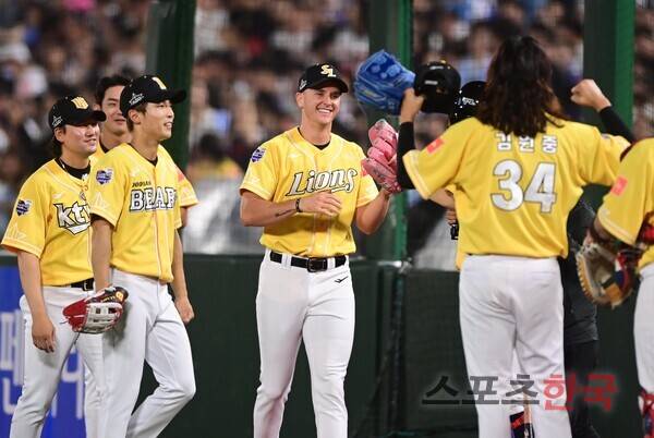 뷰캐넌(가운데). ⓒ스포츠코리아