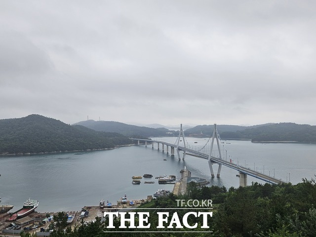 전남 고흥 소록도 한센인들의 일본 정부 배상 소송을 진행 중인 한국 변호사 8명, 일본 변호사 7명이 다시 한국을 찾았다. 2021년 시작한 한국 한센인가족피해자 소송 등을 논의하기 위해서다. 마가렛·마리안느 전망대에서 바라본 소록도와 녹동항을 잇는 연륙교. / 고흥=조채원 기자