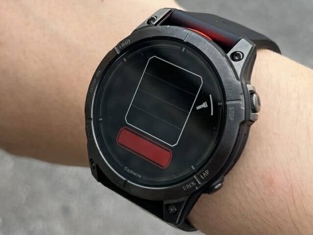 가민 스마트워치 '에픽스 프로' 내장 LED 라이트를 사용한 모습. 밝기 정도와 색깔을 바꿀 수 있다. (사진=지디넷코리아)