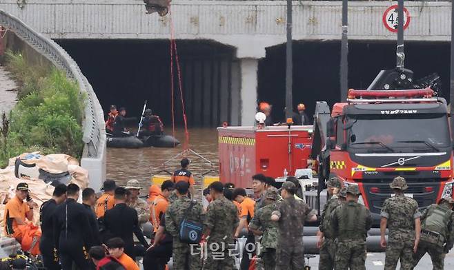 미호천 제방 유실로 침수된 충북 청주시 오송읍 궁평2지하차도에서 16일 오전 실종자 수색작업이 진행되고 있다. ⓒ연합뉴스