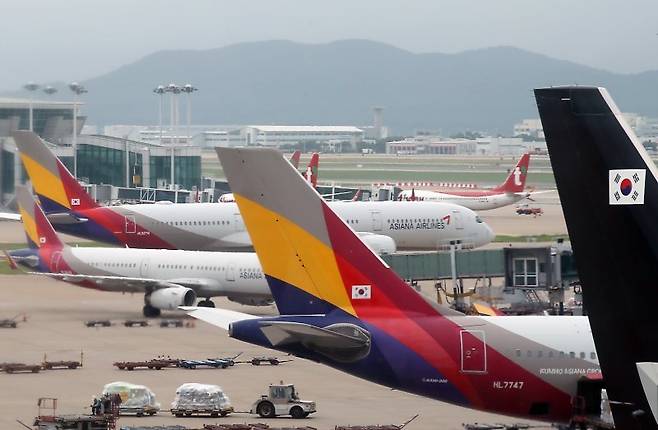 16일 오후 인천국제공항 1터미널 전망대에서 바라본 활주로에서 아시아나항공 항공기가 움직이고 있다. 아시아나항공 조종사노조 쟁의행위의 여파로 이날 오전 7시35분 인천국제공항을 출발해 오전 11시5분 베트남 호찌민 현지에 도착할 예정이던 OZ731편이 결항됐다. 사진=뉴스1