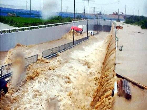 15일 오전 8시40분께 청주시 흥덕구 오송읍 궁평 제2지하차도를 미호강에서 범람한 흙탕물이 덮치고 있다. 연합뉴스