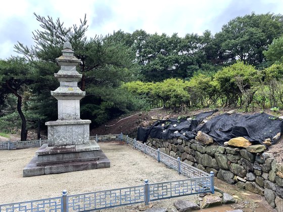 집중호우로 인해 문화재 등 국가유산 피해도 잇따르고 있다. 16일 문화재청에 따르면 고려 전기에 세워진 것으로 추정되는 ‘영광 신천리 삼층석탑’(보물)과 2m 떨어진 석축이 10m가량 붕괴됐다. 사진 문화재청