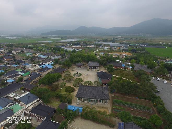 그러나 일제강점기 이후 신라 최초의 사찰터로 특정되어 ‘사적=흥륜사터’로 지정된 곳은 다른 곳이었다. 경주공고와 약 800m 떨어진 경주 사정동의 절터를 ‘흥륜사’로 인식하고 있었다.