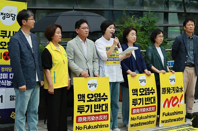 정의당 이정미 대표가 16일 서울 종로구 주한일본대사관 앞 농성장에서 일본 후쿠시마 원전 오염수 해양 투기 반대 단식 21일째를 맞아 기자회견을 열어 단식 중단을 선언하고 있다. 연합뉴스