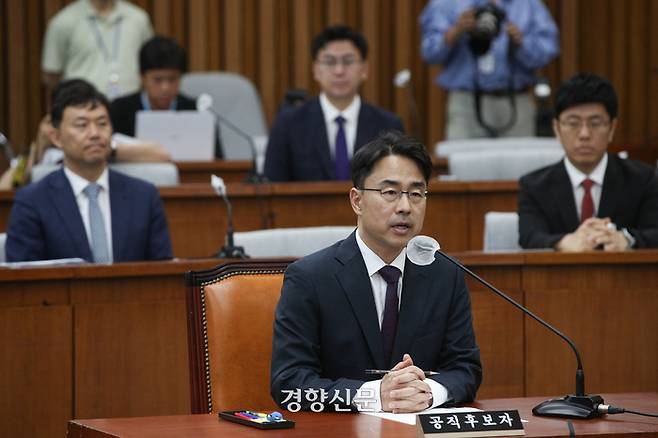 권영준 대법관 후보자가 지난 11일 국회에서 열린 인사청문회에서 의원들과 질의응답을 하고 있다. 성동훈 기자