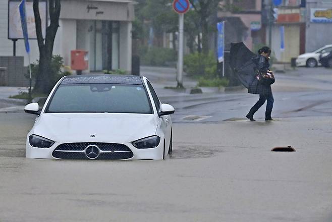 일본 동북부 아키타에 내린 폭우로 16일 도로가 침수돼 있다. 교도연합뉴스