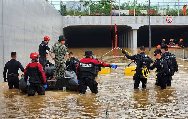 A rescue operation is underway on a submerged underpass in Osong-eup, Cheongju, North Chungcheong Province, Sunday. (Yonhap)