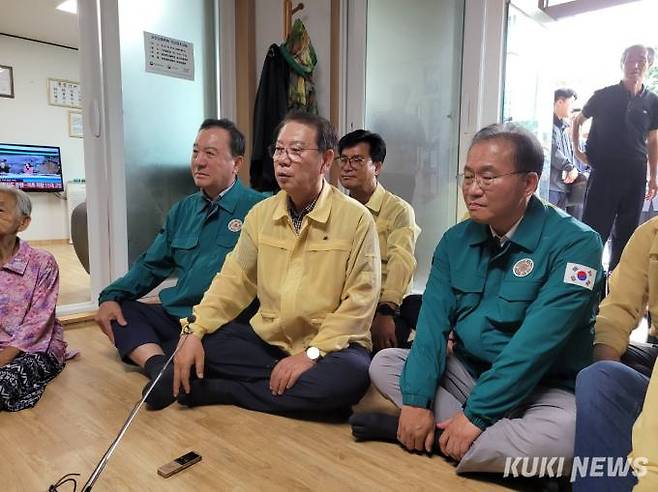 윤재옥 국민의힘 원내대표(오른쪽)와 송인헌 괴산군수가 16일 충북 괴산의 한 경로당을 방문해 주민과 소통하고 있다.   사진=안소현 기자