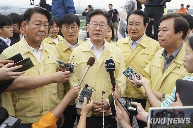 이재명 더불어민주당 대표가 16일 오전 폭우로 침수돼 인명 피해가 발생한 청주 오송 궁평 제2지하차도 사고 현장을 방문해 발언을 하고 있다.