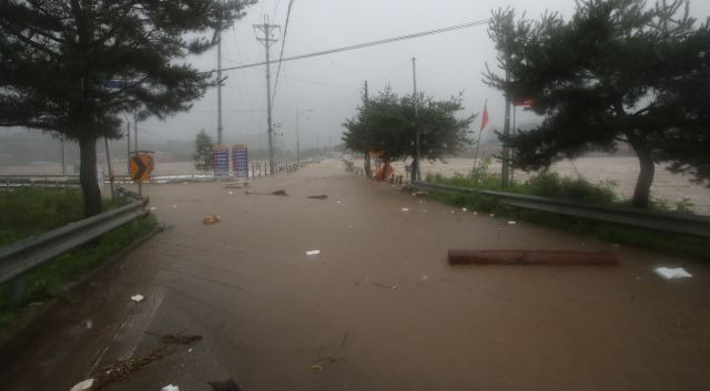 집중호우와 괴산댐 방류로 충북 괴산군 달천의 물이 불어난 15일 오전 댐 하류 1km 지점에 있는 수전교가 잠겨 있다. 연합뉴스