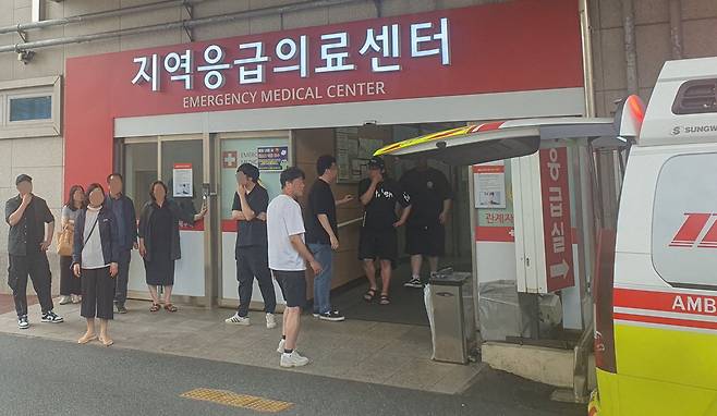 충북 청주시 흥덕구 오송읍 궁평 제2지하차도 침수사고 실종자 가족들이 16일 청주 가경동 하나병원 응급실 입구에서 생존 소식을 기원하고 있다. 연합뉴스