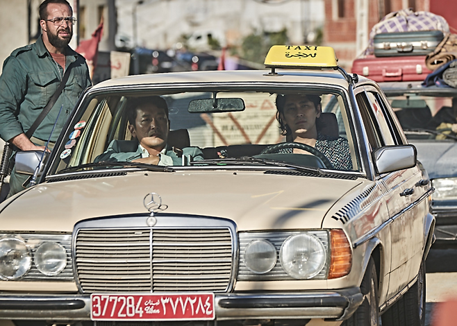 외교부 중동과 사무관 이민준(하정우)와 현지 불법체류 택시운전사 김판수(주지훈)를 담아낸 영화 ‘비공식작전’의 한 장면. [쇼박스]