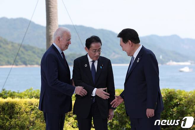 (서울=뉴스1) 오대일 기자 = 윤석열 대통령과 조 바이든 미국 대통령, 기시다 후미오 일본 총리가 21일 히로시마 G7 정상회의장인 그랜드 프린스 호텔에서 열린 한미일 정상회담에서 악수를 나누고 있다. (대통령실 제공) 2023.5.21/뉴스1  Copyright (C) 뉴스1. All rights reserved. 무단 전재 및 재배포 금지.