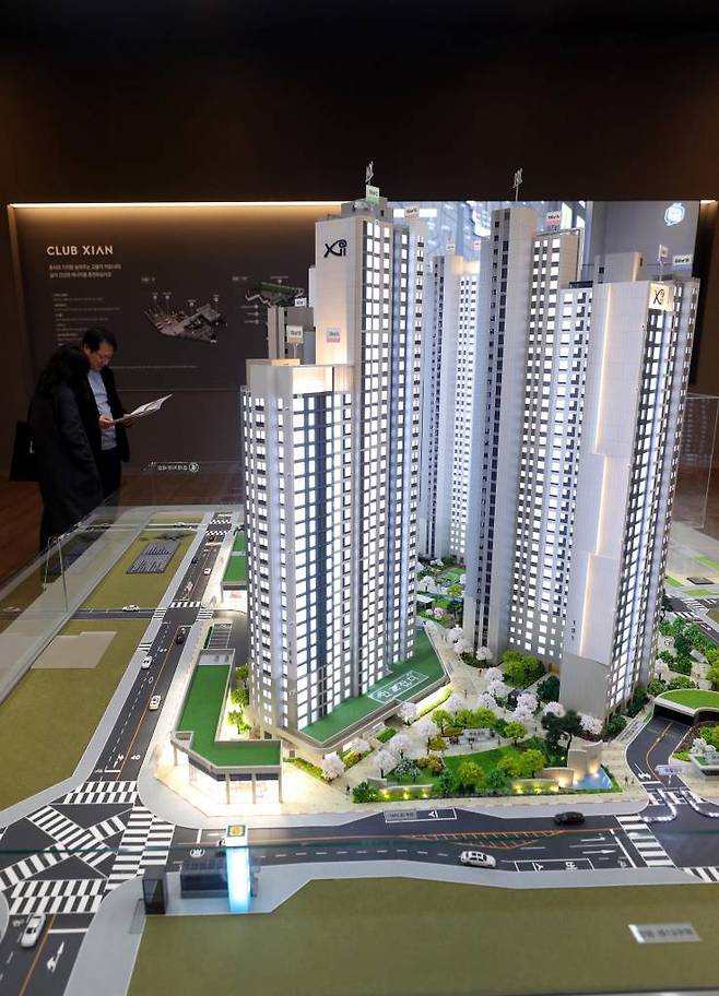 [서울=뉴시스] 조성봉 기자 = 정부의 부동산 규제 완화 후 서울 첫 분양 단지인 영등포구 양평동 '영등포자이 디그니티’ 1순위 청약에 2만명의 청약자가 몰리면서 200대1에 육박하는 평균 경쟁률을 기록했다. 8일 오후 서울 양평동 영등포 자이 디그니티 모델하우스를 찾은 방문객들이 모형 주택을 살펴보고 있다. 2023.03.08.