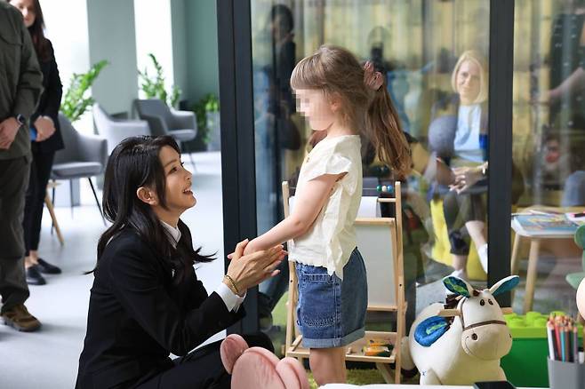 [키이우(우크라이나)=뉴시스] 홍효식 기자 = 윤석열 대통령 부인 김건희 여사가 15일(현지시간) 키이우 아동권리 보호센터를 방문해 러시아에 강제이주된 뒤 귀환한 아동 과 인사하고 있다.  (사진=대통령실 제공) 2023.07.15. *재판매 및 DB 금지