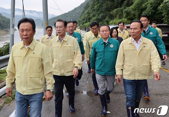 윤재옥 국민의힘 원내대표와 의원들이 16일 오전 충북 괴산군 비 피해 현장을 둘러보고 있다.(괴산군 제공).2023.07.16/뉴스1