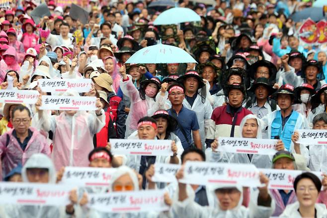 지난 15일 오후 서울 종로구 경복궁역에서 열린 '윤석열 정권 퇴진 7·15 범국민대회'에서 민주노총, 전국농민회총연맹 등 시민사회단체 참가자들이 구호를 외치고 있다. /사진=뉴시스