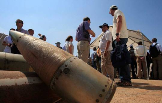 미국이 제공하기로 한 집속탄이 우크라이나에 도착했다고 미군이 13일(현지시간) 확인했다. 사진은 2011년 9월12일 레바논 남부 나바티예에서 열린 제2차 집속탄금지협약 당사국 회의 개막식에서 레바논 군사 기지를 방문한 활동가들과 국제 대표단이 집속탄 옆에 서 있는 모습. AP·뉴시스